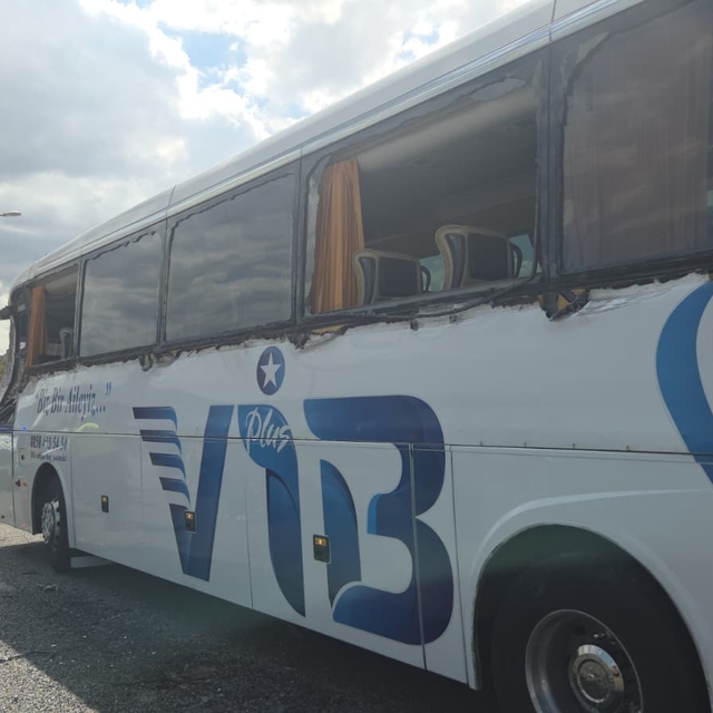 Bursa'da yolcu otobüsü tırdaki gemi çapasına çarptı, 3 kişi yaralandı