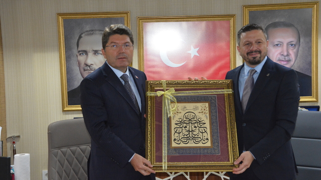 Adalet Bakanı Tunç Balıkesir'de ziyaretlerde bulundu