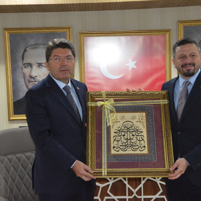 Adalet Bakanı Tunç Balıkesir'de ziyaretlerde bulundu