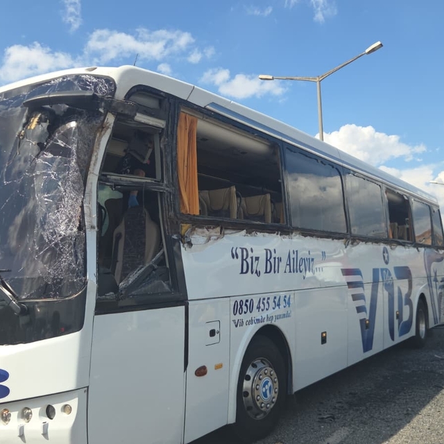 Otobüs, gemi çapası taşıyan TIR'a çarptı: 3 yaralı