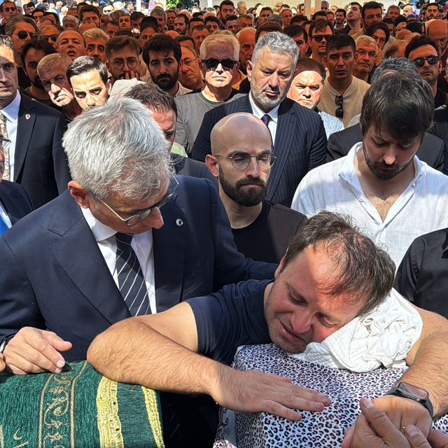 Bakan Memişoğlu, Samsun'daki kazada ölen anne ile oğlunun cenaze törenine k...