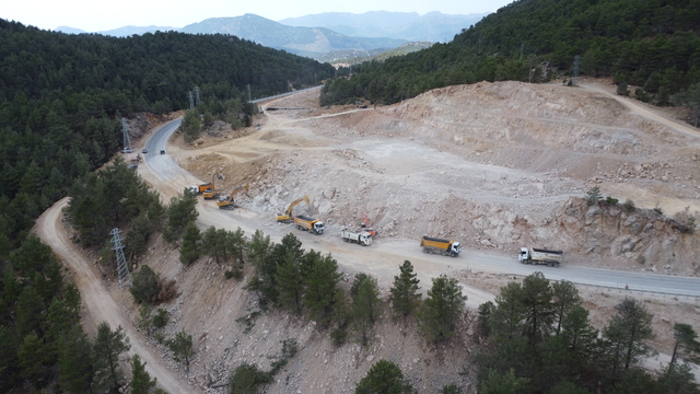 Antalya-Konya kara yolu çalışma nedeniyle ulaşıma kapatıldı