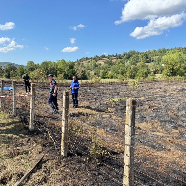 Tarlada yaktığı anız ateşini söndürmeye çalışırken kalp krizi geçirip öldü