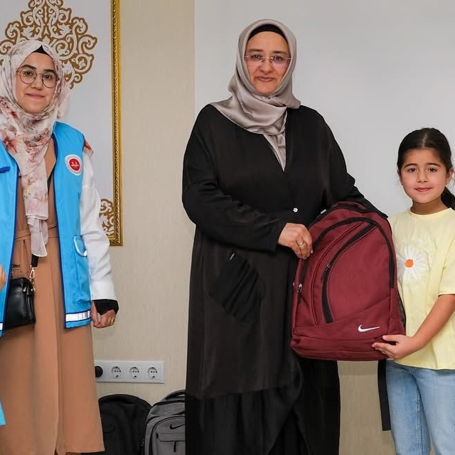 Kırşehir'de müftülük ve TDV, 50 öğrenciye kırtasiye malzemesi dağıttı