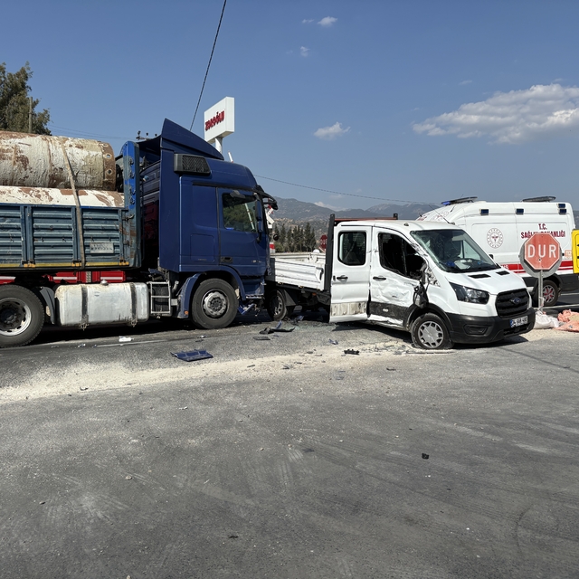 Aydın'da tırla çarpışan kamyonetteki 3 kişi yaralandı