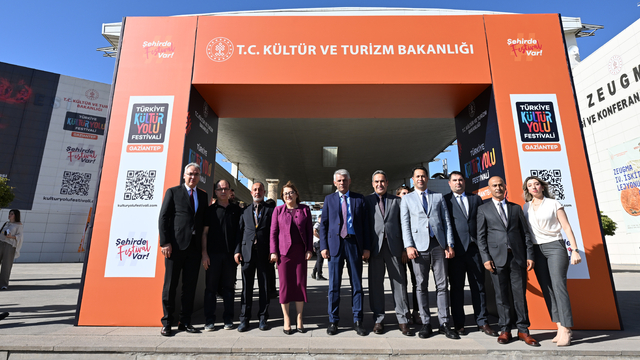 Bakan Yardımcısı Alpaslan GastroAntep Kültür Yolu Festivali sergilerini ziyaret etti