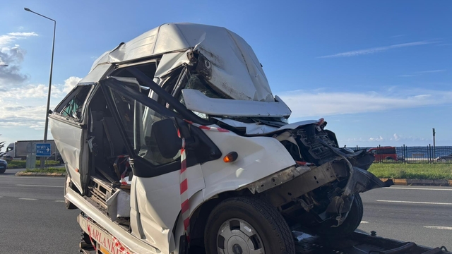 TIR, trafik ışıklarında bekleyen minibüse çarptı: 15 yaralı