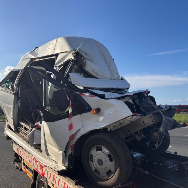 TIR, trafik ışıklarında bekleyen minibüse çarptı: 15 yaralı