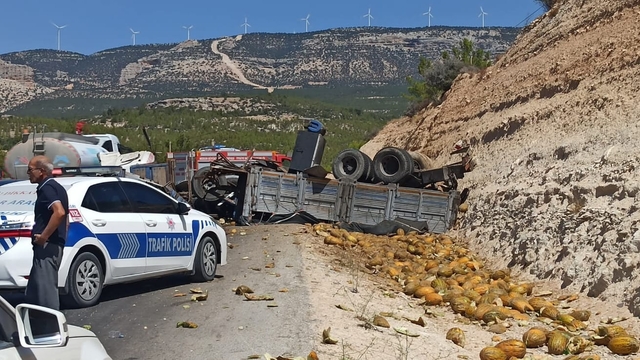 Yolcu otobüsü ile kamyon çarpıştı; 3 ölü, 7 yaralı- Yeniden