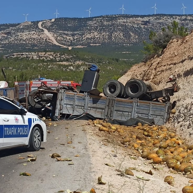 Yolcu otobüsü ile kamyon çarpıştı; 3 ölü, 7 yaralı- Yeniden
