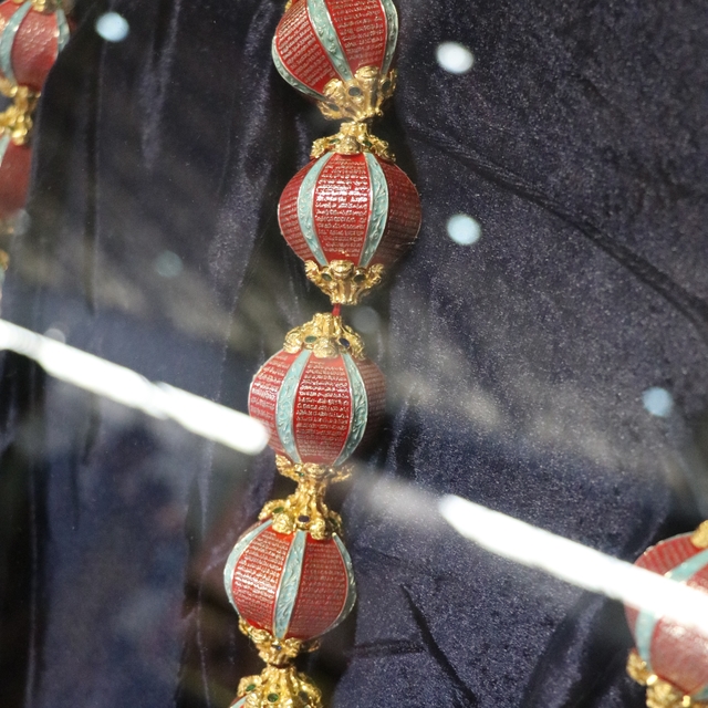 Adana'da düzenlenen "4. Tesbih ve Doğal Taşlar Fuarı" devam ediyor