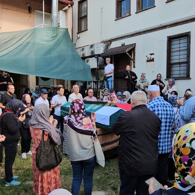 Takıntılı kişinin öldürdüğü abla- kardeş toprağa verildi