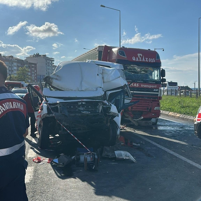 Trabzon'da üç aracın karıştığı trafik kazasında 14 kişi yaralandı