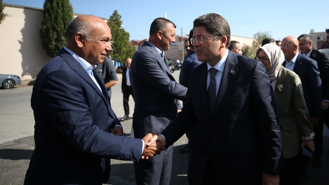 Adalet Bakanı Tunç Balıkesir'de ziyaretlerde bulundu