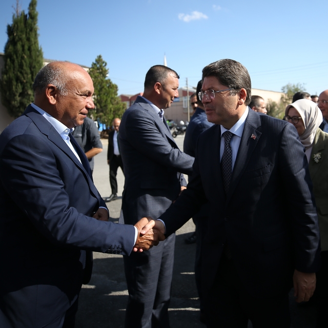 Adalet Bakanı Tunç Balıkesir'de ziyaretlerde bulundu