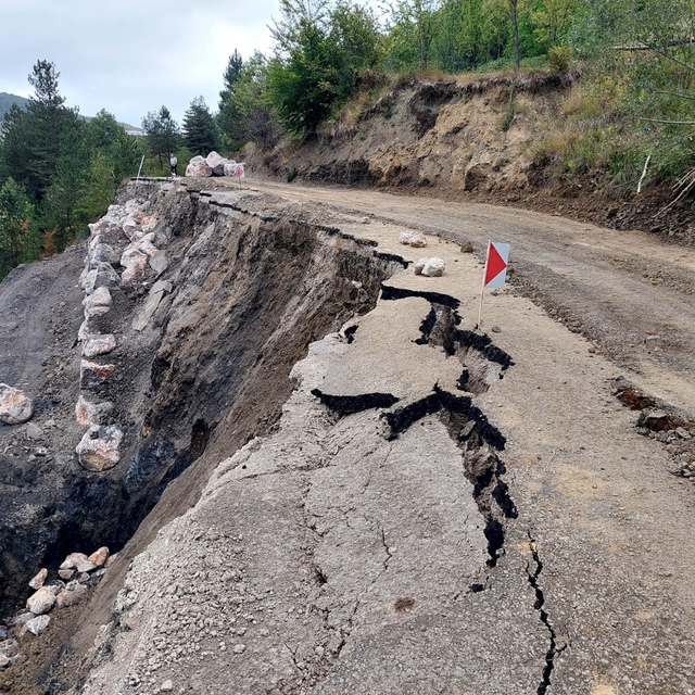 Kastamonu'da heyelan nedeniyle kapanan grup yolunun açılması için çalışma b...