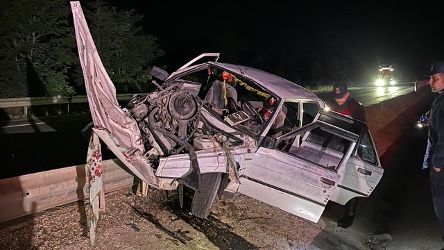 Afyonkarahisar'da refüje çarpan otomobildeki 7 kişi yaralandı