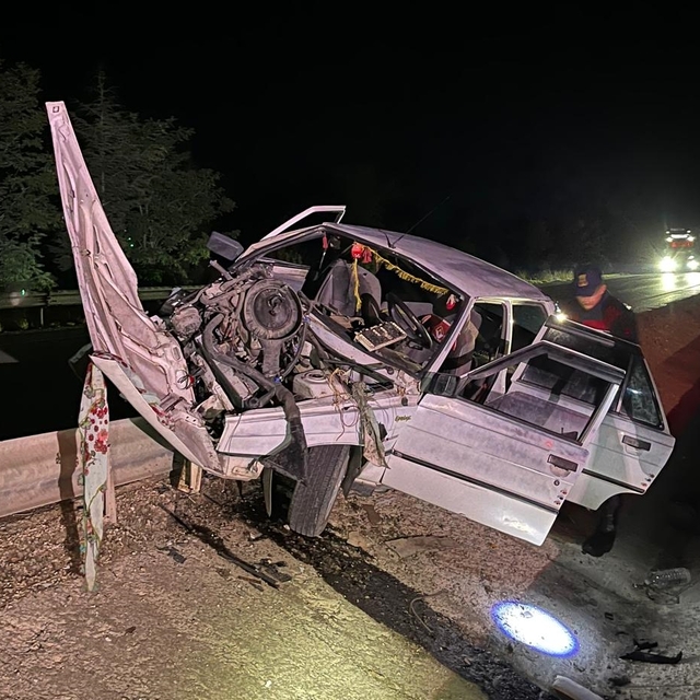 Afyonkarahisar'da refüje çarpan otomobildeki 7 kişi yaralandı