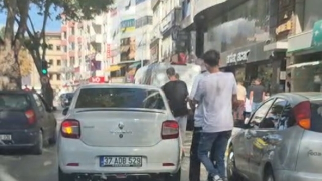 Çocukların skuter ile tehlikeli yolculuğu kamerada