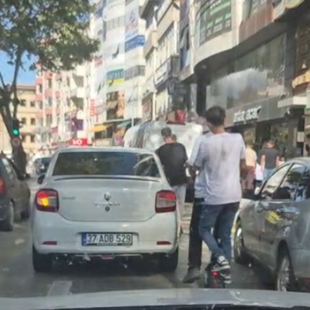 Çocukların skuter ile tehlikeli yolculuğu kamerada