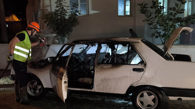 Park halindeki otomobil, kontağı çalıştırılınca alev aldı