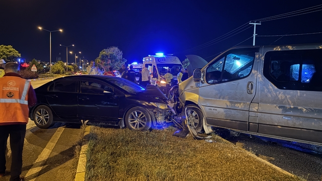 Sivas'ta minibüs ile otomobil çarpıştı; 3'ü futbolcu 5 kişi yaralandı