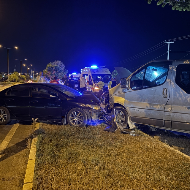 Sivas'ta minibüs ile otomobil çarpıştı; 3'ü futbolcu 5 kişi yaralandı