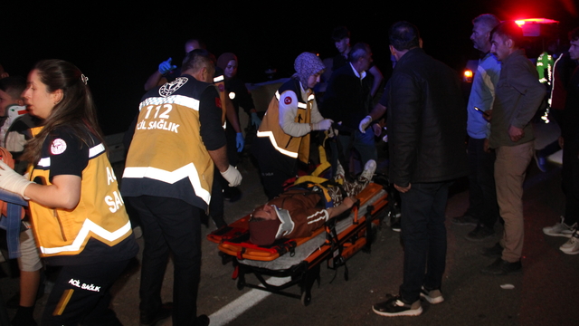 Sivas'ta 2 otomobil ve 1 traktör kazaya karıştı; 10 yaralı