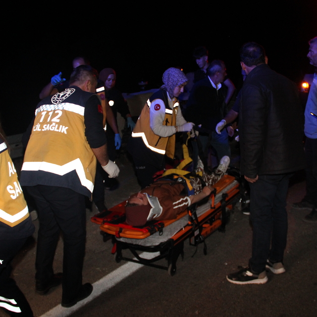 Sivas'ta 2 otomobil ve 1 traktör kazaya karıştı; 10 yaralı