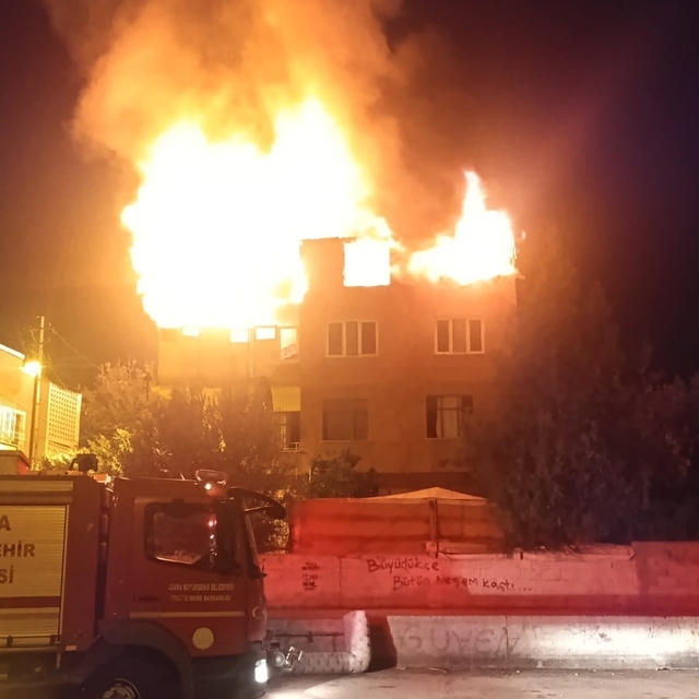 Adana'da yangın çıkan ev kullanılamaz hale geldi