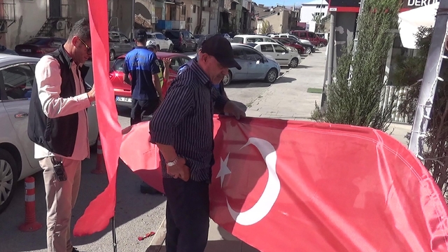 Erzurum'da zabıtadan kaldırım işgali denetimi; Türk bayrakları dışında her şeyi topladılar