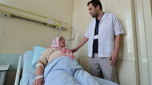Böbreğindeki kanserli kitleden kapalı cerrahi müdahaleyle kurtulan kadın sağlığına kavuştu