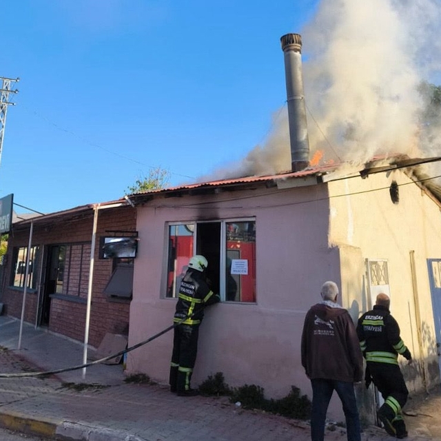 Erzincan'da iş yerinde çıkan yangın itfaiye ekiplerince söndürüldü