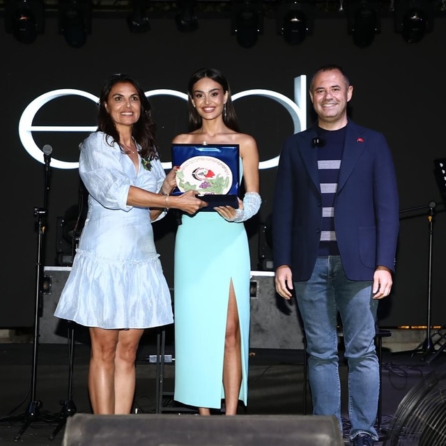 Kırklareli'nde Elif Buse Doğan konser verdi
