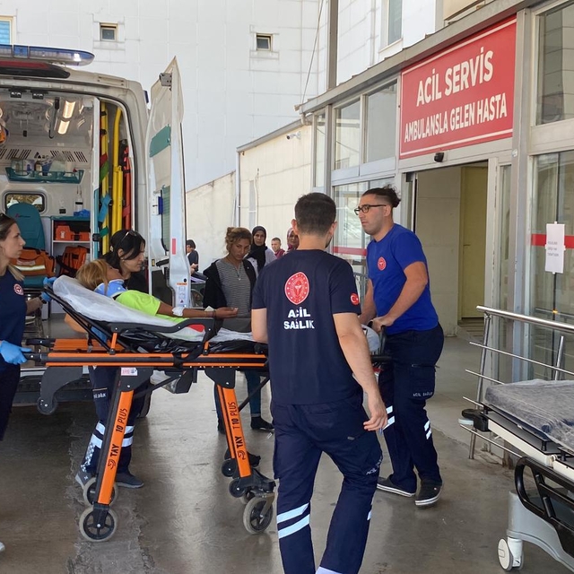 Adana'da kontrolden çıkarak kayaya çarpan minibüsteki 2 kişi yaralandı