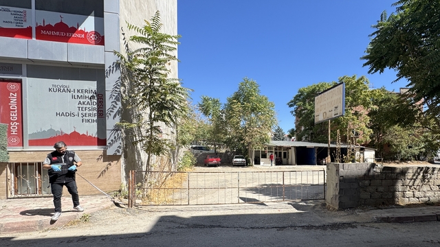 Elazığ'da otoparka pompalı tüfekle ateş edilmesi sonucu 1 kişi yaralandı