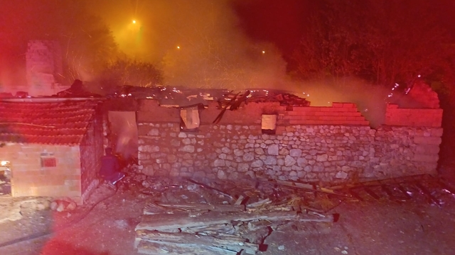 Çorum'da çıkan yangında ahır, depo kullanılamaz hale geldi içindeki tarım ürünleri zarar gördü