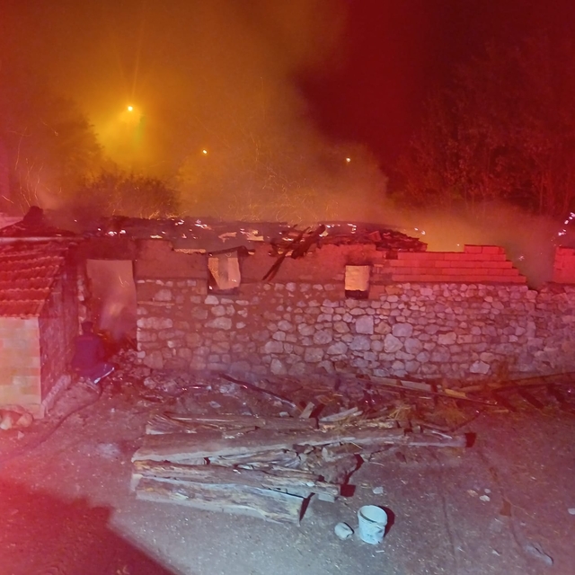 Çorum'da çıkan yangında ahır, depo kullanılamaz hale geldi içindeki tarım ü...