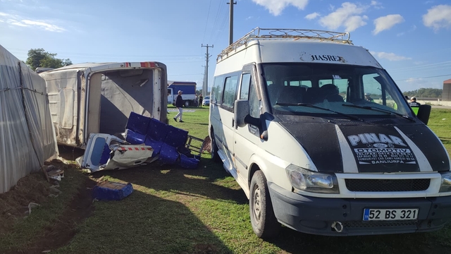 Samsun'da minibüs devrildi, bir kişi öldü, bir kişi ağır yaralandı