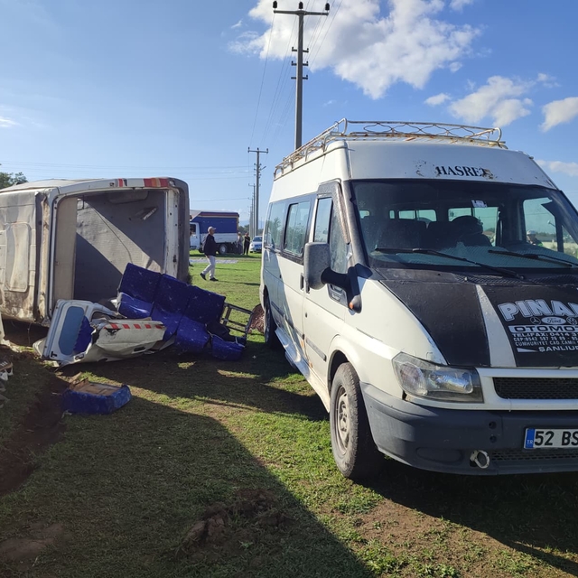 Samsun'da minibüs devrildi, bir kişi öldü, bir kişi ağır yaralandı