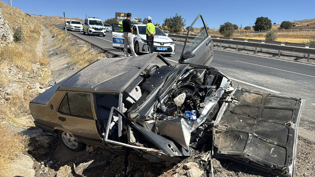 Sivas'ta şarampole devrilen otomobilde 3 kişi yaralandı