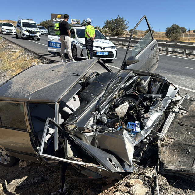 Sivas'ta şarampole devrilen otomobilde 3 kişi yaralandı