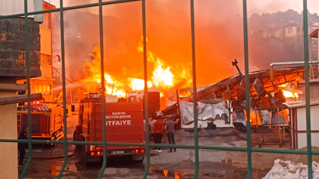 Silah fabrikasının deposunda çıkan yangın söndürüldü