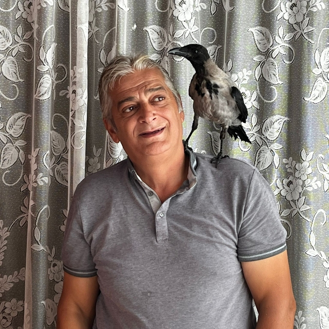 Fındık ikram ettiği kargayla dostluk kurdu