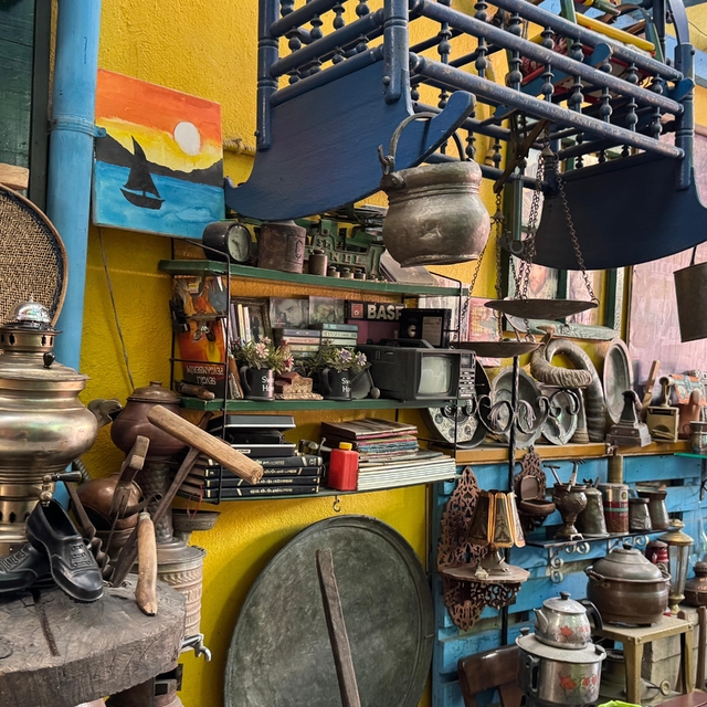 Müzeyi andıran çay ocağına gelenler, geçmişe yolculuk yapıyor