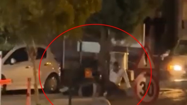 Kavga ettikleri kişiyi dakikalarca darbettiler; o anlar kamerada