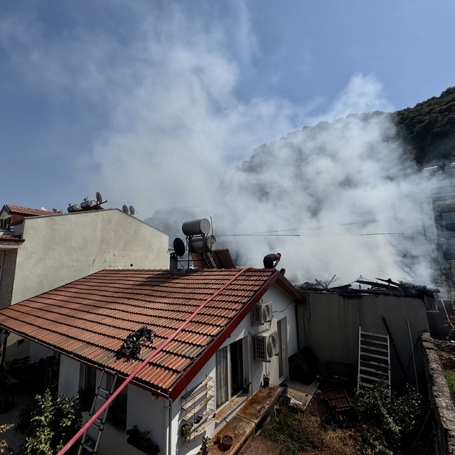 Fethiye'de yangın çıkan ev kullanılamaz hale geldi
