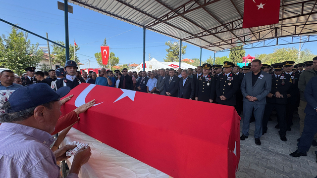 Kütahya'da şehit olan jandarma uzman çavuş Manisa'da son yolculuğuna uğurlandı