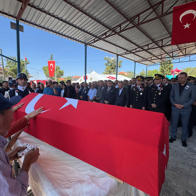 Kütahya'da şehit olan jandarma uzman çavuş Manisa'da son yolculuğuna uğurla...