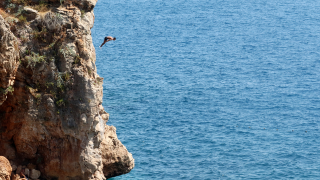 Sıcak havada deniz keyfi, falezlerde tehlikeli atlayış